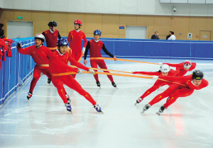 国家短道速滑青年队在国信体育馆附属的综合训练馆内训练.