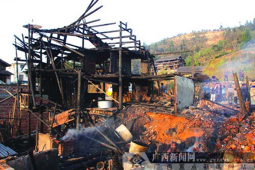 广西侗寨凌晨起火蓄水池没水 17座木房成灰(图
