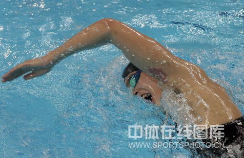 图文:1500米自由泳孙杨夺冠 奋力划臂
