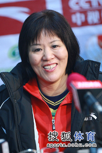 组图:恒大女排喜获开门红 郎平给队员布置战术