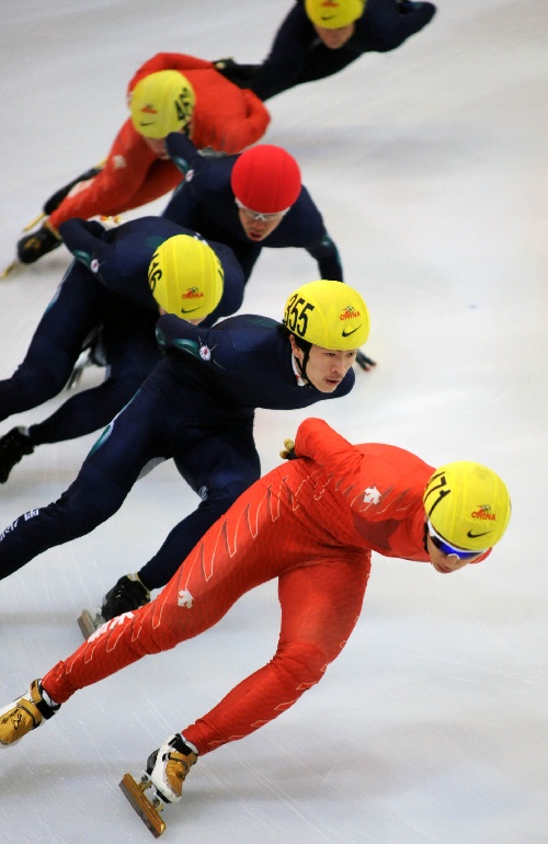 图文:09全国短道速滑锦标赛 徐朋在比赛中