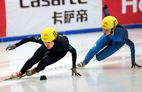 图文:09全国短道速滑锦标赛 孙琳琳竭尽全力