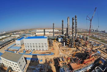 宁夏宁东能源化工基地二甲醚项目正在紧张建设.新华社记者 王鹏 摄