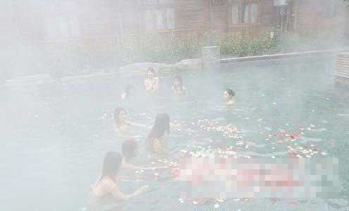 重庆巴南温泉8位美女集体裸浴引热议(组图)