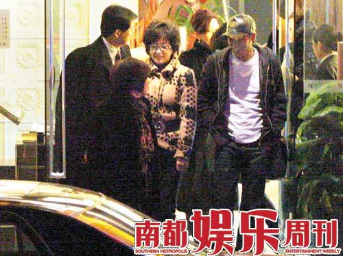 刘晓庆密访上海赴火锅宴，身边仍然只有易钢，两人有说有笑，显得很开心。