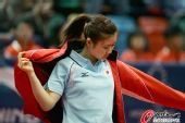 图文：日本女乒3-0澳门 穿上外套