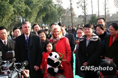 美驻华大使洪博培夫妇携女儿杨乐意扬州寻根(组图)