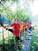 图文：中国橄榄球第一美女管奇仕 进行热身训练