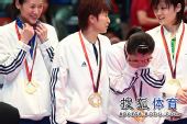 图文：乒乓球女团颁奖现场 香港队员喜不自禁