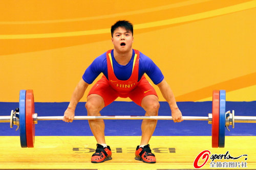 图文:东亚运举重龙清泉夺冠 龙清泉准备瞬间