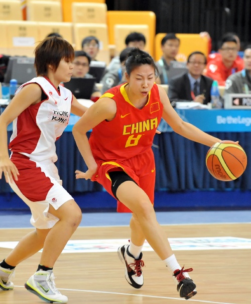 图文:中国女篮117-31香港队 张瑜摆脱对手阻挠