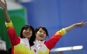 图文：东亚运游泳比赛第二日 中国队员挥手致意