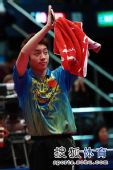 图文：东亚运动会乒球男单决赛 许昕向观众致意