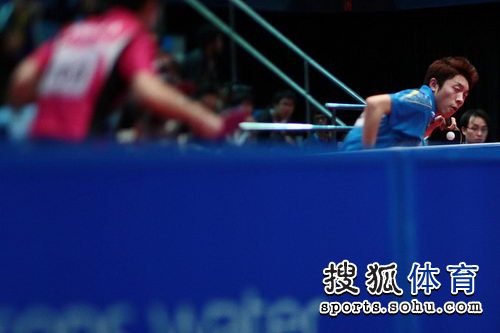 图文：东亚运动会乒球男单决赛 二人激战正酣
