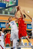 图文：中国男篮狂胜中华台北 队员上篮瞬间