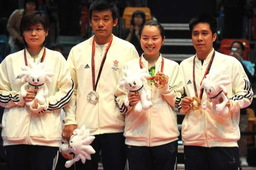 姜华�B（左一）与唐鹏（左二）获混双银牌，帖雅娜（左三）与高礼泽获混双金牌（本报摄）