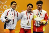 图文：东亚运男举69公斤级 前三名合影