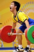 图文：东亚运男举69公斤级 唐德尚抓举比赛中
