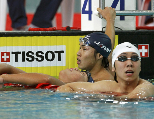 图文:东亚运游泳第三日赛况 日本接力队员休息