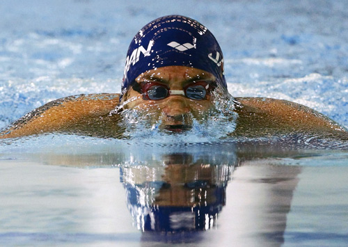 图文:东亚运游泳第三日赛况 日本队员比赛中