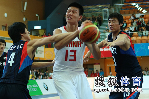 图文：东亚运中国男篮不敌韩国 对手防守严密