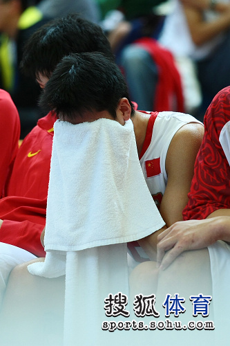 图文：东亚运中国男篮不敌韩国 队员用毛巾掩面