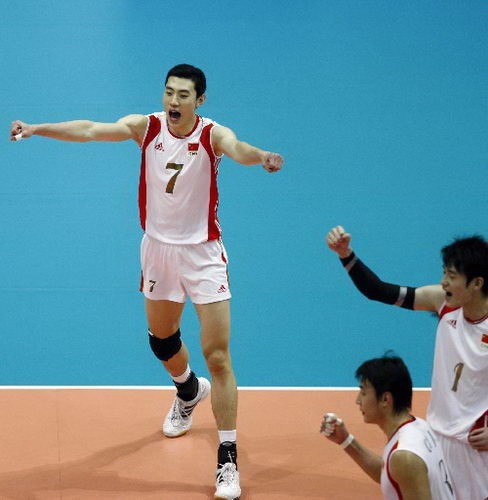 组图:中国男排逆转日本夺冠 队员挥拳呐喊庆祝