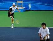 图文：网球男双日本选手无缘决赛 比赛回球瞬间