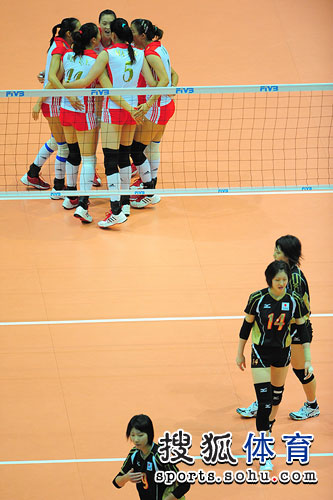 图文：东亚运中国女排夺冠 队员相拥庆祝
