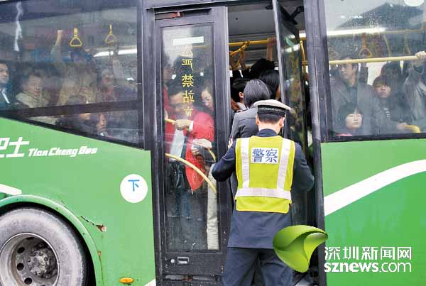 体验深圳"最挤公交站 一个小时没法挤上车