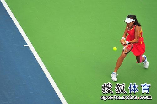 图文：东亚运动会网球女单决赛 张帅底线接球