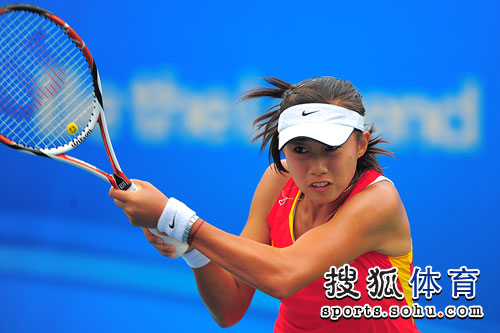 图文：东亚运动会网球女单决赛 张帅挥拍接球
