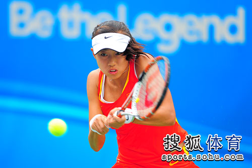 图文：东亚运动会网球女单决赛 张帅马尾辫摆起