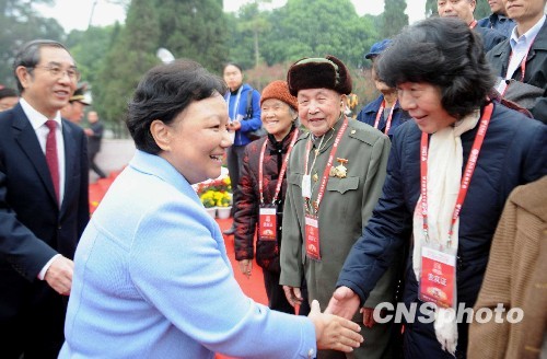 组图:邓小平之女邓楠与红七军后代代表会面