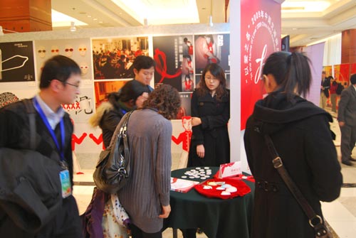 观众热心参与展览