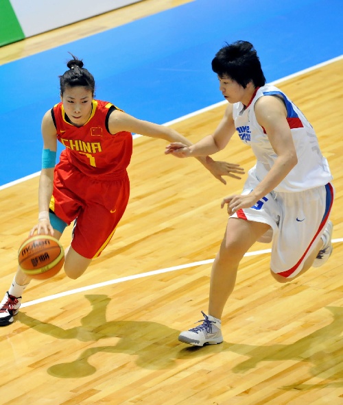 图文:女篮决赛中国vs中华台北 张伟加速突破
