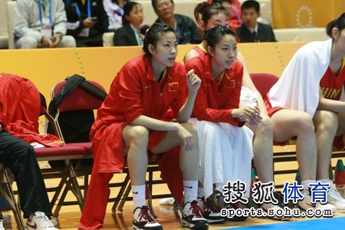 图文：女篮“TWINS”惊艳东亚运 关注着比赛