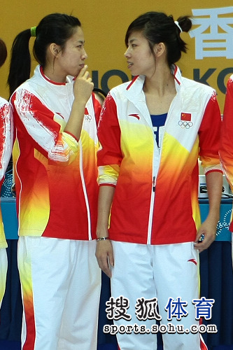 图文：东亚运女篮颁奖仪式 张瑜张伟在一起