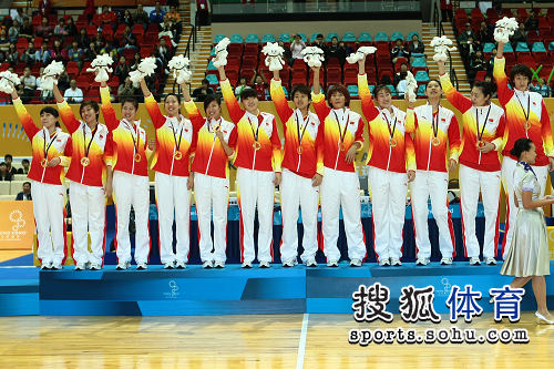 图文：东亚运女篮颁奖仪式 队员挥手致意