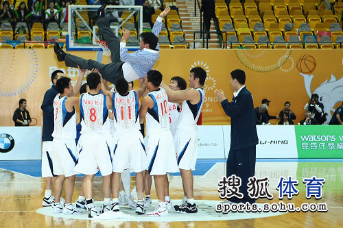 图文：东亚运动会男篮决赛 韩国队庆祝夺冠