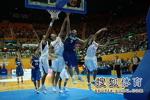 图文：东亚运动会男篮决赛 双方拼抢篮板