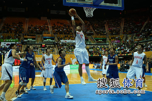 图文：东亚运动会男篮决赛 韩国队员上篮