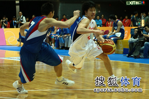 图文：东亚运动会男篮决赛 韩国队员带球突破