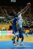 图文：东亚运动会男篮决赛 韩国队员强攻