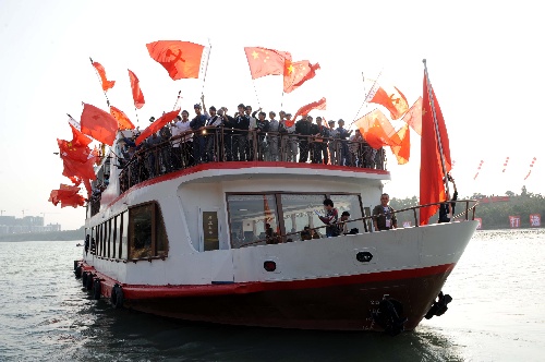 组图:"小平号"红船起航百色右江