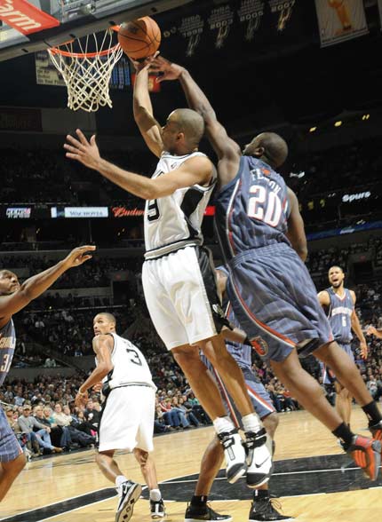 nba图:马刺vs山猫 帕克上篮险被盖