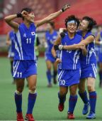 图文：韩国队夺得东亚运女曲冠军 三人兴奋庆祝