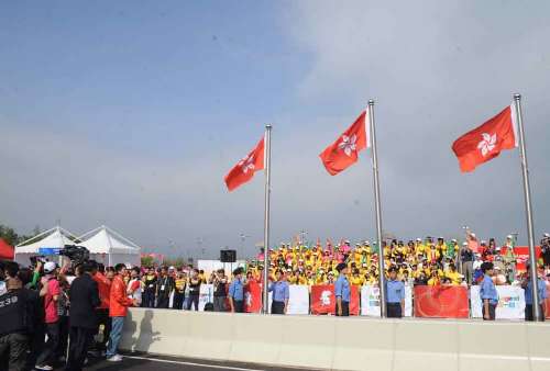 三面特区区旗首次在东亚运动会颁奖礼上同时升起（本报摄）