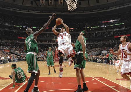 图文:[nba]凯尔特人胜公牛 罗斯勉强出手