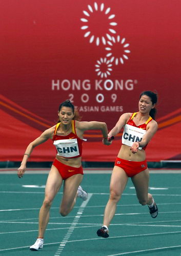 图文：女子4x100米中国夺冠 汤晓茵韩玲交接棒